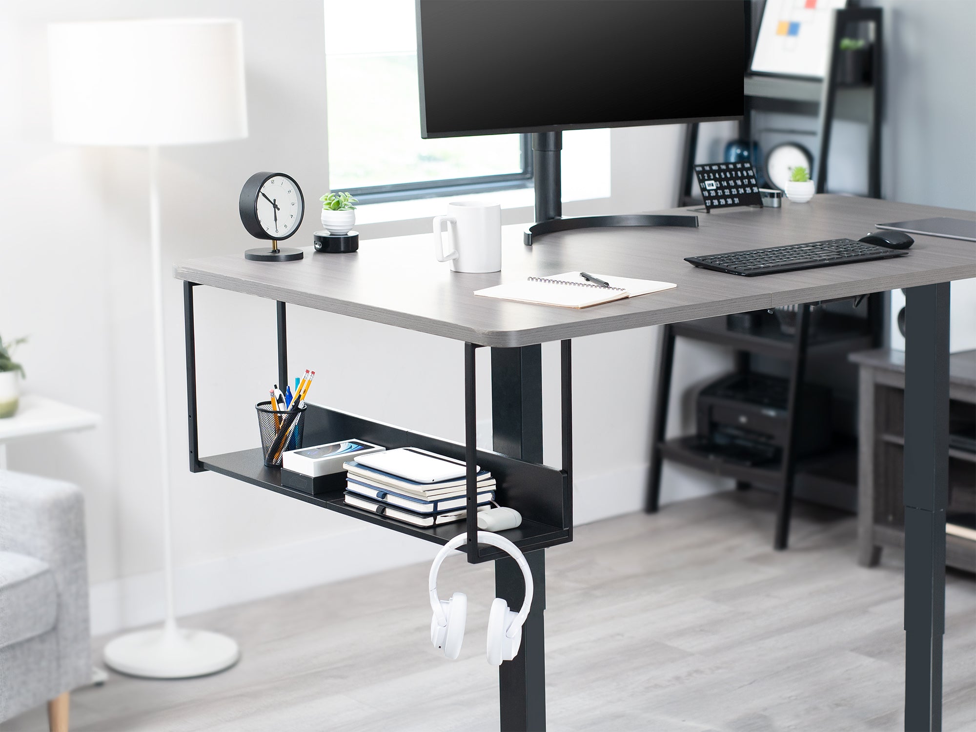 https://vivo-us.com/cdn/shop/articles/4_Tips_for_the_Perfect_Desk_Setup.jpg?v=1727684930