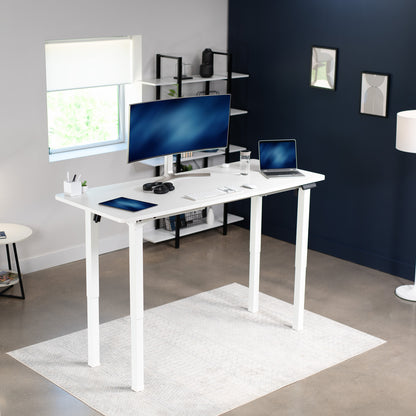 Heavy-duty electric desk with sturdy 4-leg design. Height adjustment with 3-setting memory controller for an active workstation.